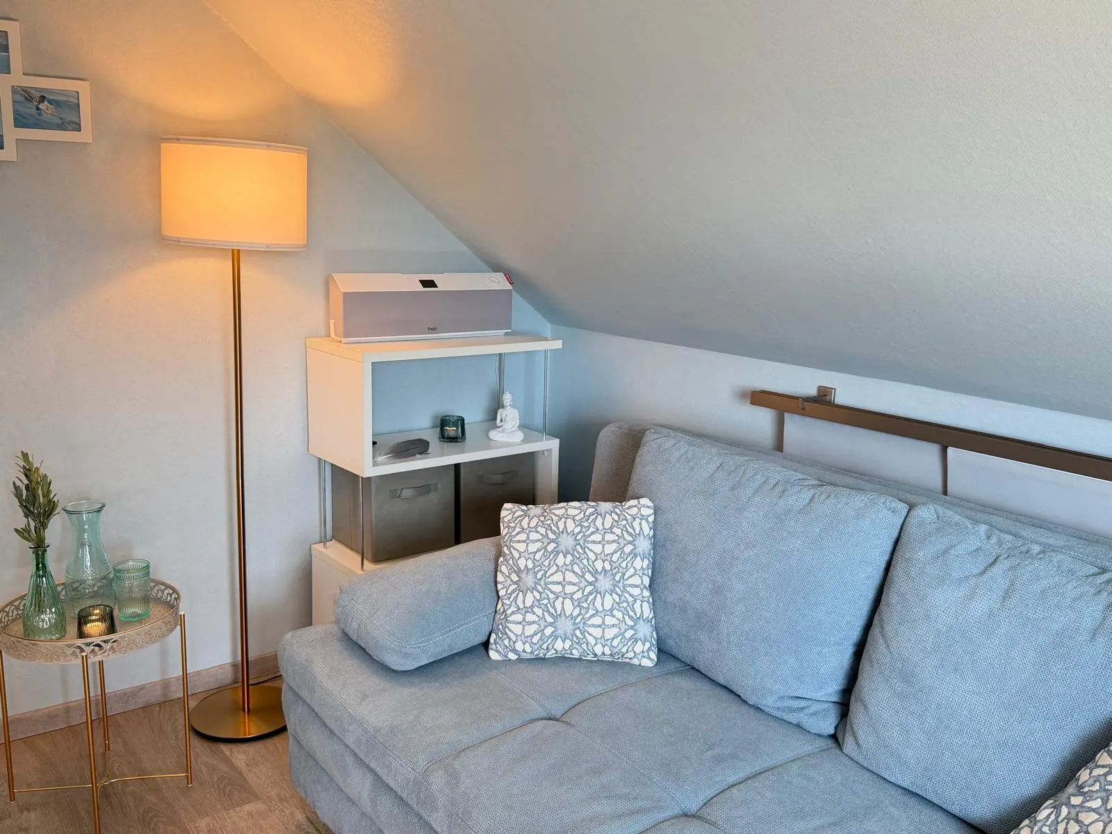 Behandlungsraum mit blauem Sofa in der Praxis Einklang